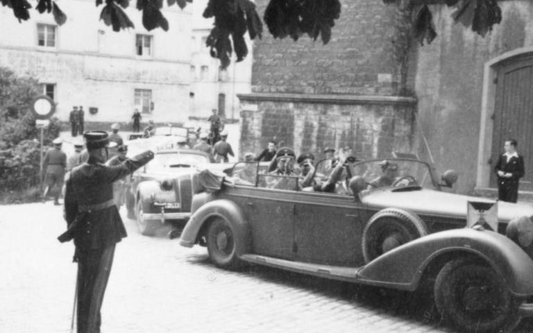 Полицейский-люксембуржец приветствует Генриха Гиммлера в Люксембурге. Сентябрь 1940 года.