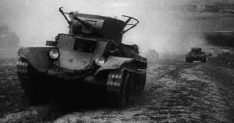 Советские танки двигаются на фронт. Октябрь 1941 г.