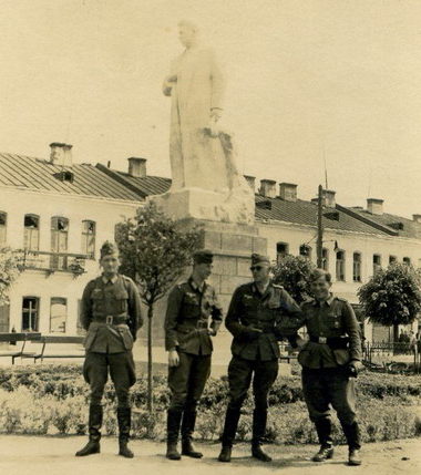 Немецкие солдаты у памятника Ленину. Август 1941 г.