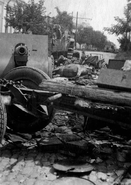 Разбитая советская техника на улице Колумна. Август 1941 г. 