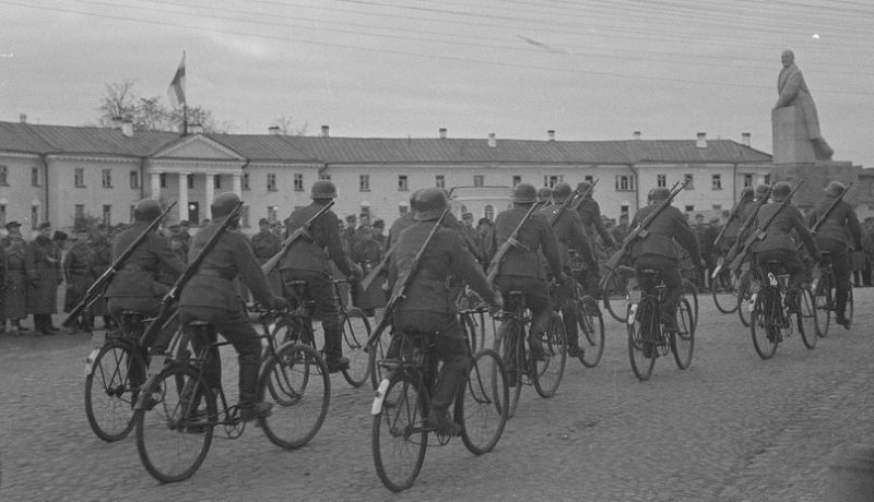 Финские войска у памятника Ленину. Октябрь 1941 г.