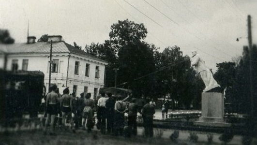 Снос памятника Ленину. Август 1941 г.