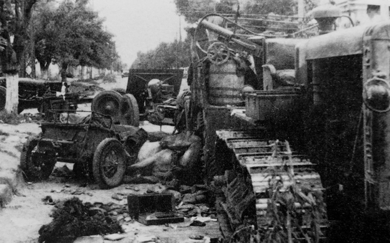 Разбитая советская техника на улице Колумна. Август 1941 г. 