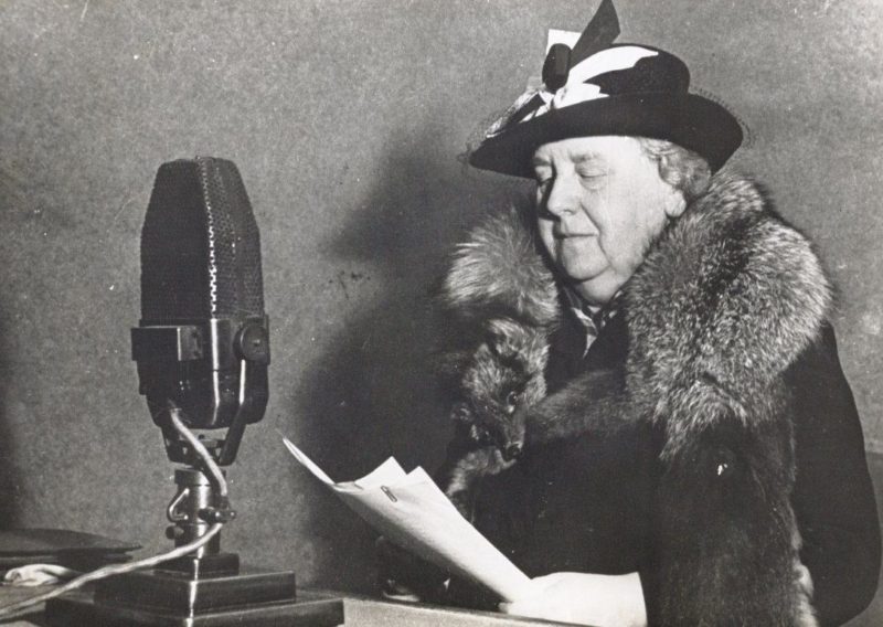 Королева Вильгельмина читает речь для «Радио Нидерланды». 1940 г.