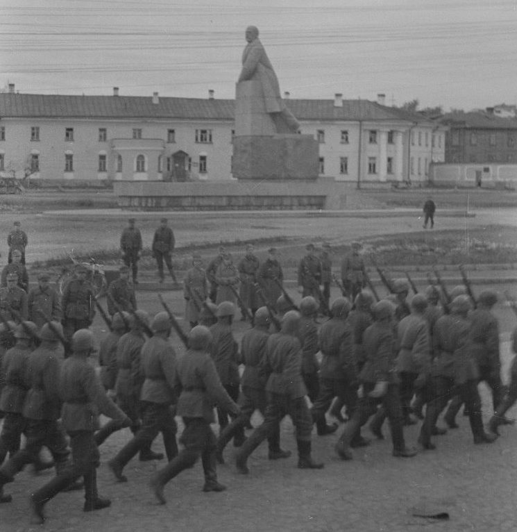 Финские войска у памятника Ленину. Октябрь 1941 г.