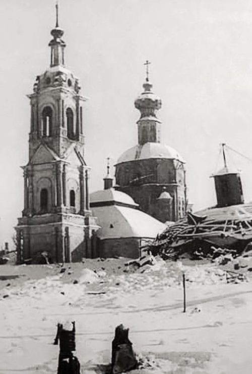 Взорванная Красной Армией водонапорная башня. Декабрь 1941 г.