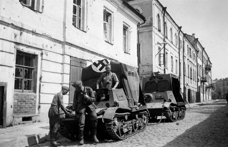 Немецкие солдаты на улице Большая Садовая. Август 1941 г. 