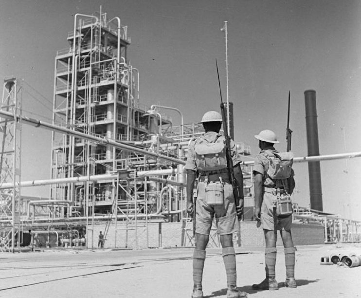 Индийские солдаты охраняют Абаданский нефтеперерабатывающий в Иране,. 4 сентября 1941 г.