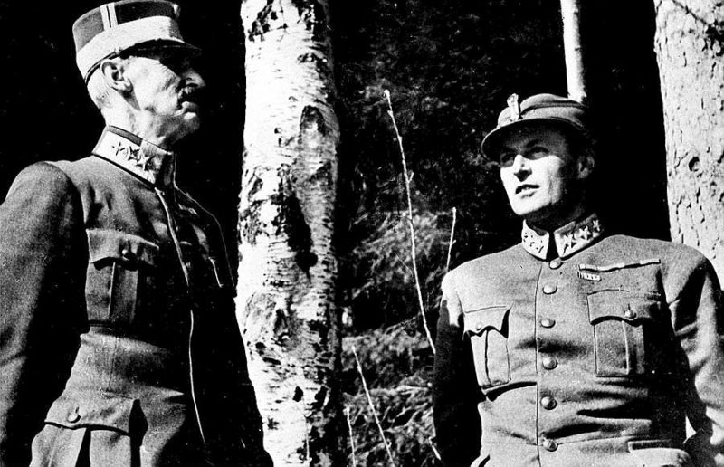 Король Хокон VII и кронпринц Олав укрываются в лесу на окраине Молде во время немецкой бомбардировки в апреле 1940 года.