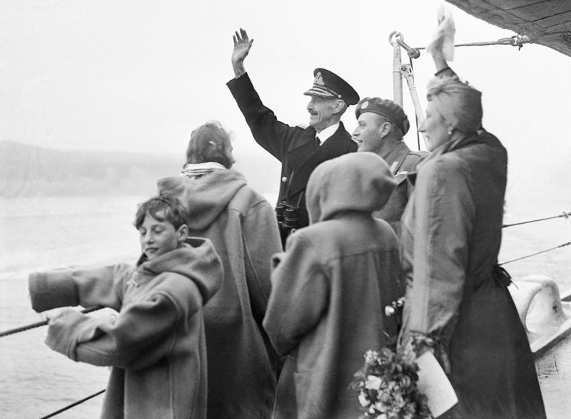 Возвращение королевской семьи из эмиграции. Борт тяжелого британского крейсера «Norfolk». Осло, июнь 1945 года.