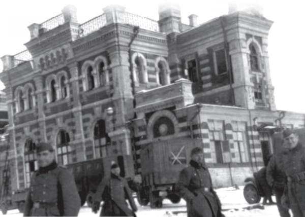 Немецкие солдаты у калужского вокзала. Декабрь 1941 г.