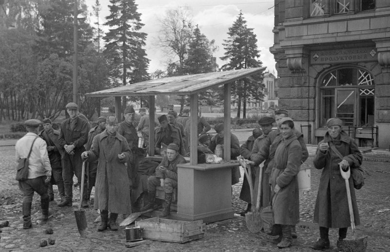 Советские военнопленные ремонтируют улицу перед парадом финских войск. 31 августа 1941 г.
