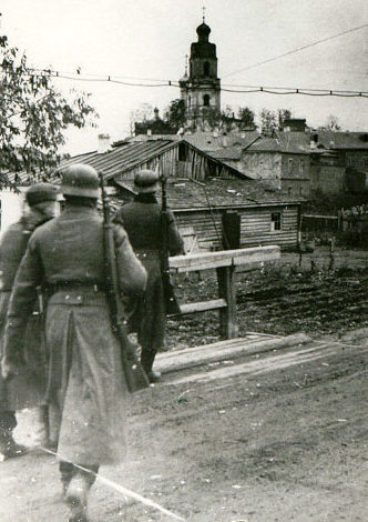 Немецкие войска входят в город. 7 октября 1941 г.