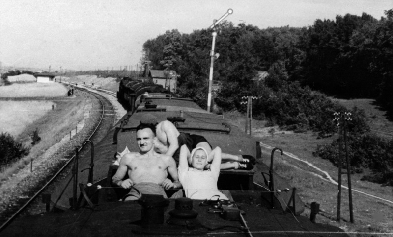 Персонал болгарского военно-санитарного поезда загорает на крыше вагона. Смоленск. 1942 г. 