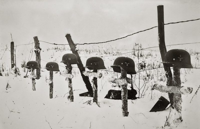 Немецкие могилы в городском парке. Декабрь 1941 г.