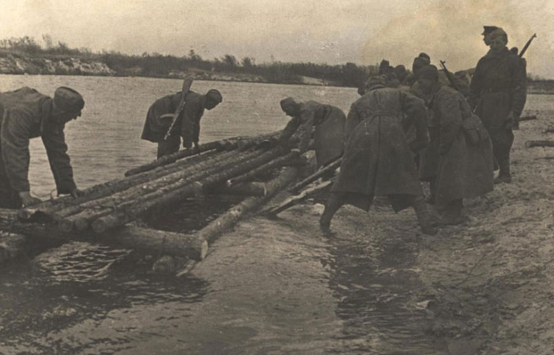 Сооружение переправы через реку Сож. Ноябрь 1943 г.