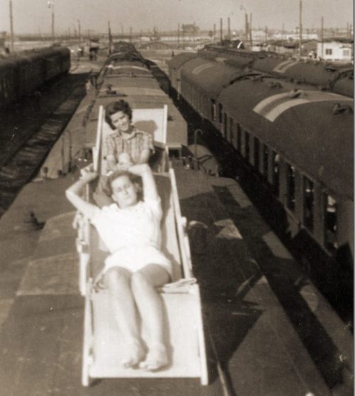 Персонал болгарского военно-санитарного поезда загорает на крыше вагона. Смоленск. 1942 г.