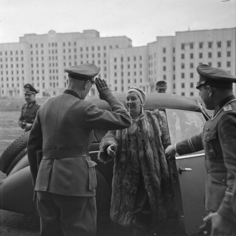 Немецкие офицеры встречают актрису в оккупированном Могилеве. 1941 г. 