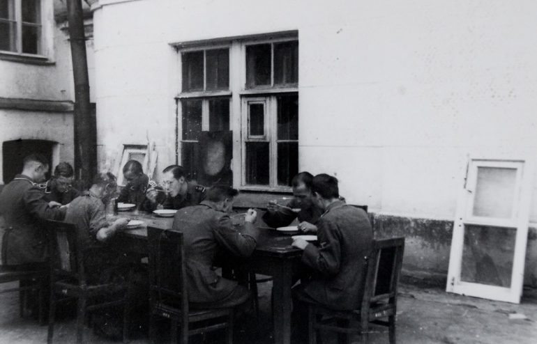 Военнослужащие СС обедают во дворе женского епархиального училища. 1941 г.