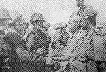 Советские и индийские военнослужащие, во время дружеской встречи. Сентябрь 1941 г.