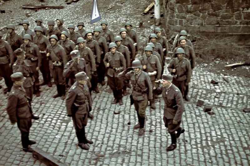Финские солдаты перед парадом в захваченном Выборге. 31 августа 1941 г.