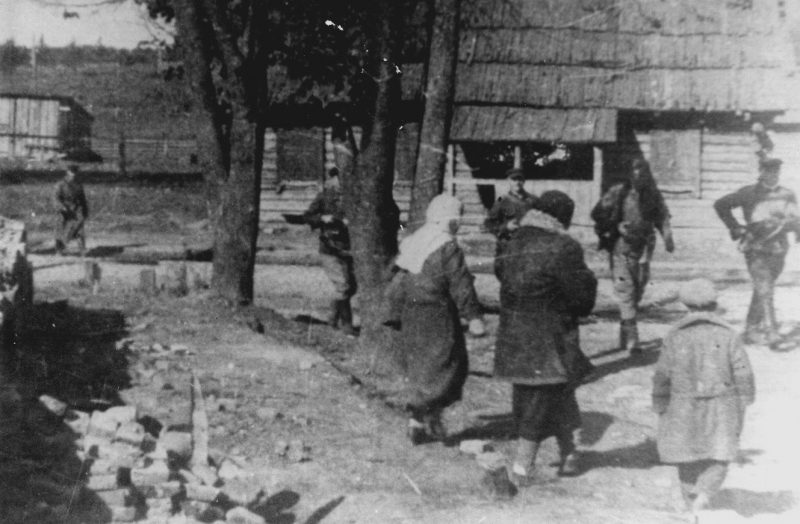 Партизаны на улице города. Ноябрь 1943 г.