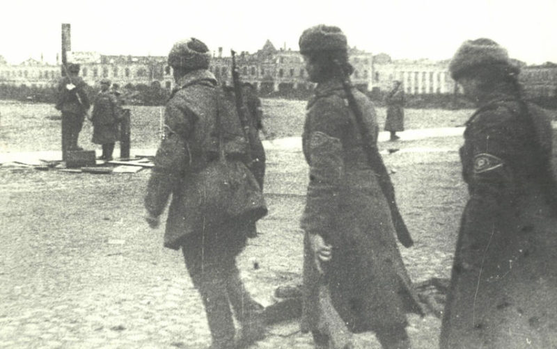 Красноармейцы на площади Ленина. Ноябрь 1943 г.