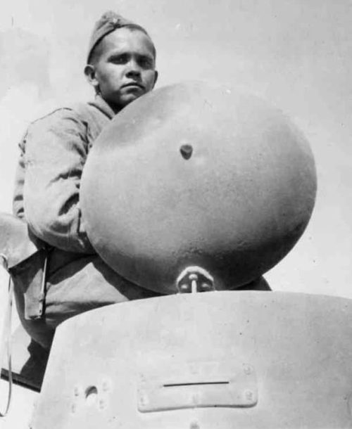 Красноармеец наводчик орудия танка. Иран, 5 декабря 1941 г.