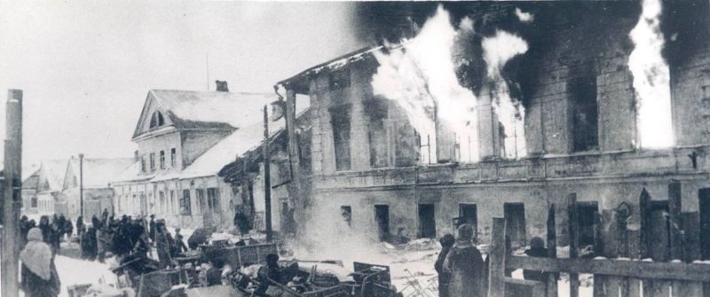 Оккупанты сжигают жилой дом. Декабрь 1941 г.