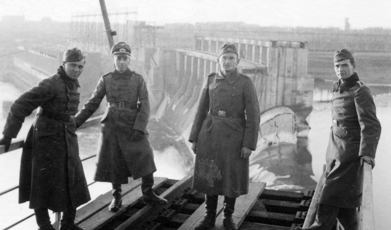 Немецкие солдаты у ДнепроГЭС. 1941 г.
