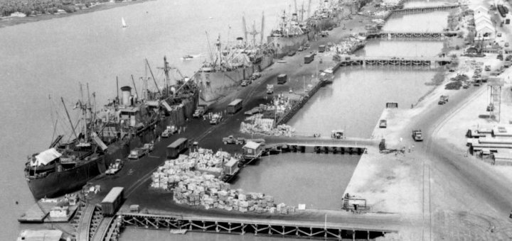 Разгрузка американских судов у причалов Хоррамшара. Абадан, 1942 г. 