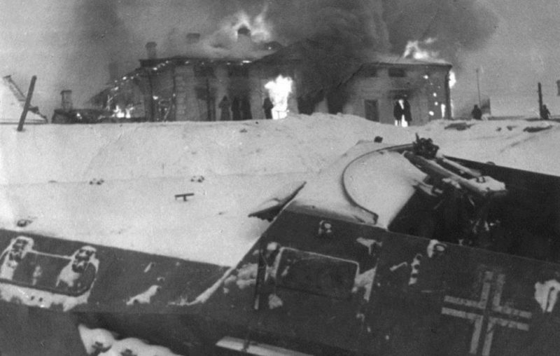 Немцы при отступлении подожгли свечной завод. Декабрь 1941 г.