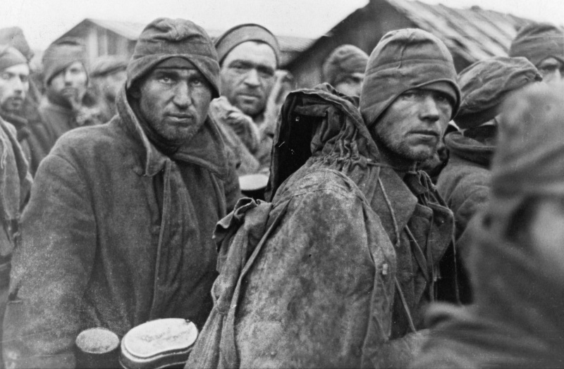 Красноармейцы в лагере военнопленных в Вязьме. Октябрь 1941 г.