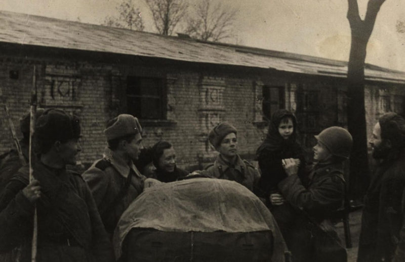 Горожане встречают освободителей. Ноябрь 1943 г.