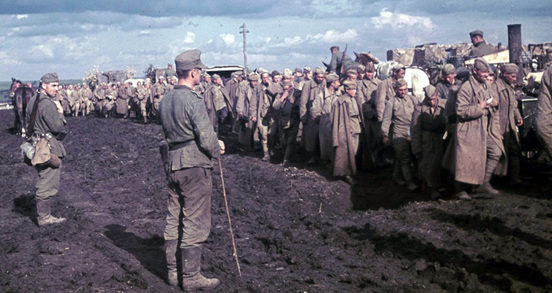 Красноармейцы в лагере военнопленных в Вязьме. Октябрь 1941 г.