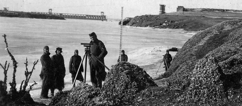 Немецкие солдаты проводят топографические изыскания. Февраль 1942 г.