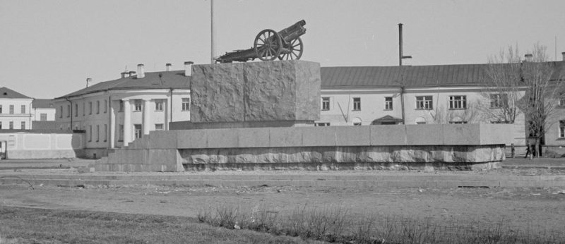 Японская пушка, установленная финнами вместо снесенного памятника Ленину. Март 1942 г.
