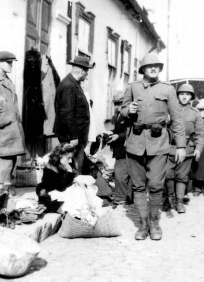Румынские солдаты на рынке еврейского гетто. 1941 г.