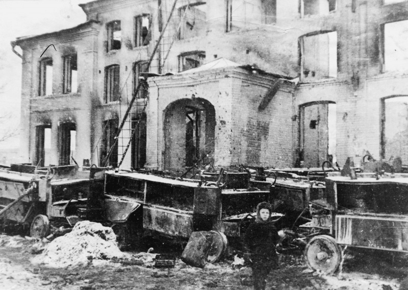 Руины Зимнего театра на Сенной площади в освобожденной Калуге. Январь 1942 г.