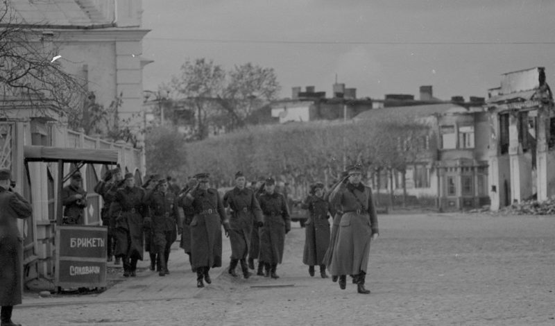 Финские солдаты на улице города. Март 1942 г.