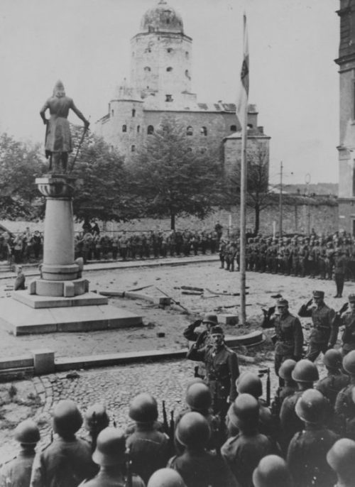 Финские войска у памятника шведскому маршалу Торгильсу Кнутссону. 31 августа 1941 г.