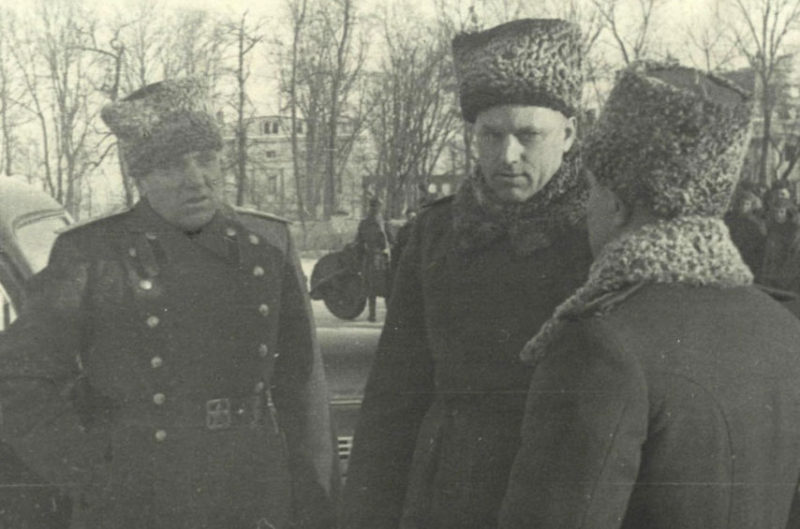 Командующий Белорусским фронтом Рокоссовский в городском парке культуры. Ноябрь 1943 г.