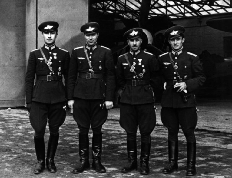 Болгарские летчики, воевавшие на стороне Германии. Слева направо: Петар Бочев, Чудомир Теплодольски, Стоян Стоянов, Христо Крастев. 1942 г. 
