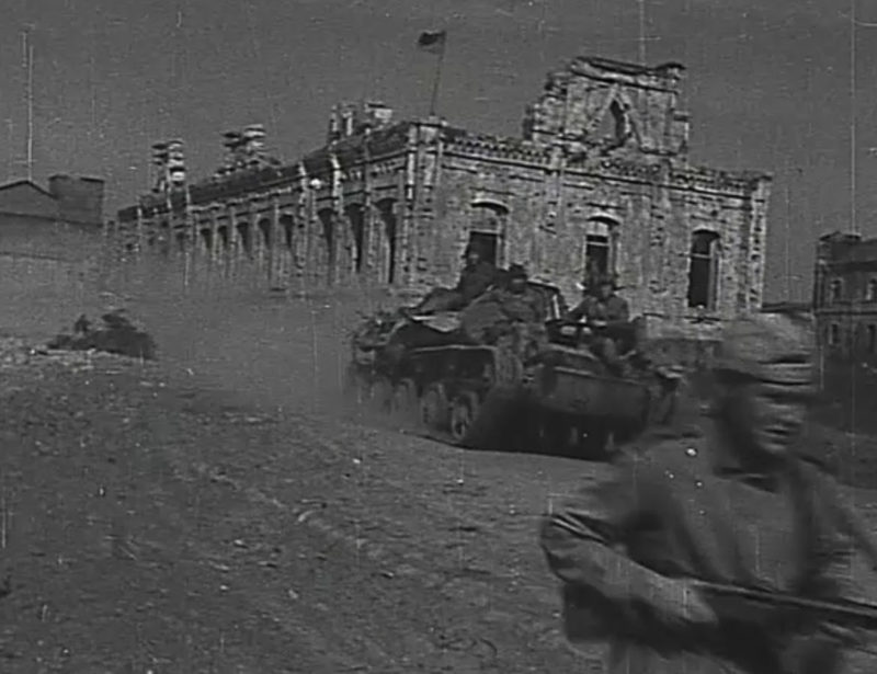Красная Армия входит в город. 30 августа 1943 г.