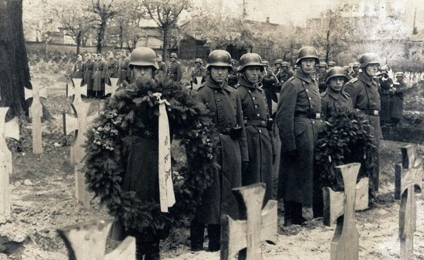 Похороны на немецком кладбище. 1942 г. 