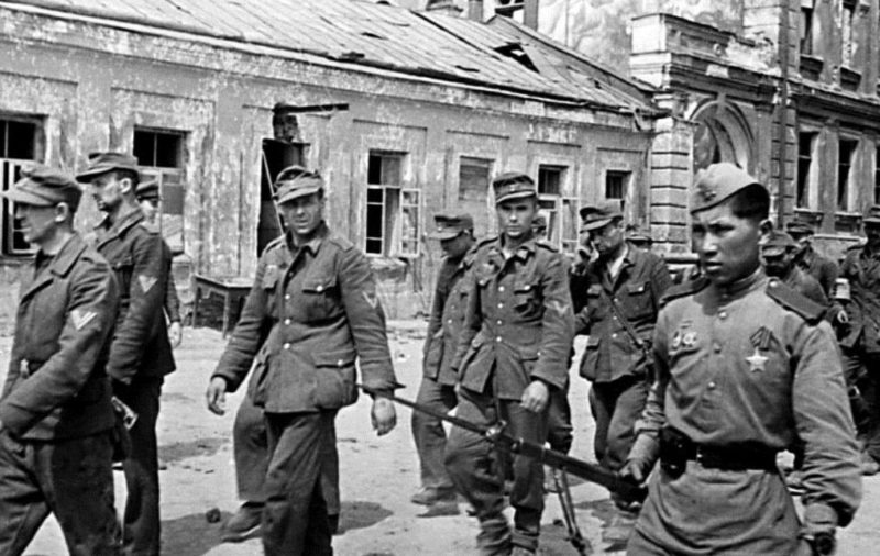 Пленные немцы на ельнинской улице. Сентябрь 1943 г.