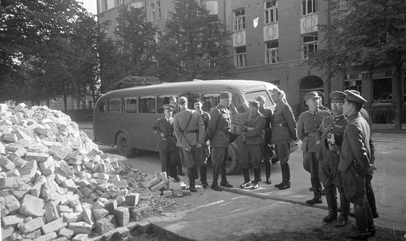 Финские офицеры и иностранные военные осматривают последствия разрушения от радиомины. Сентябрь 1941 г. 