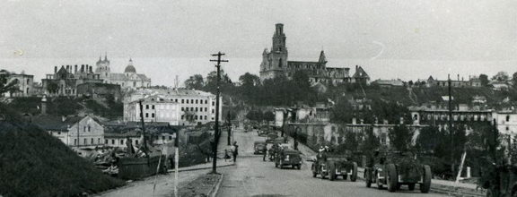 Колонны немецких автомобилей на улице города. 1942 г.