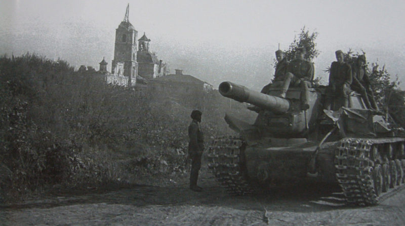 Советская бронетехника на улицах города. Август 1943 г.