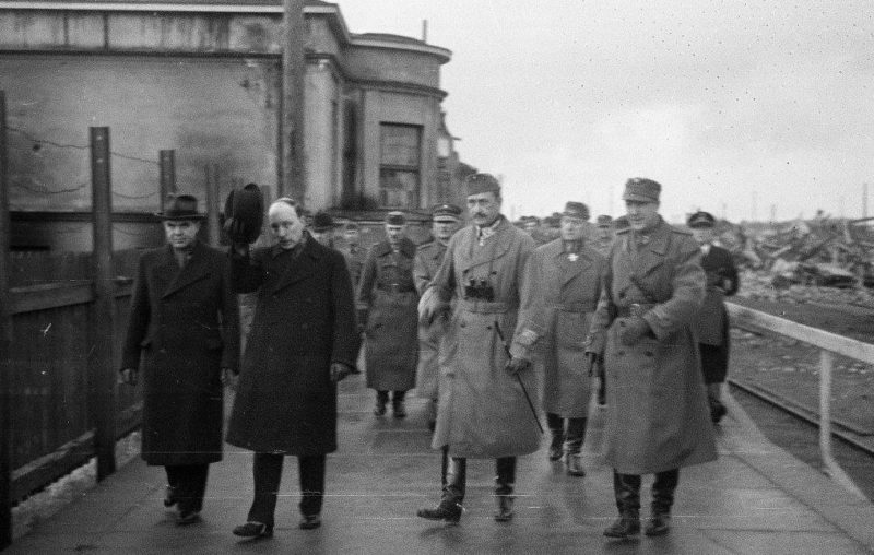 Фельдмаршал Маннергейм на перроне Выборгского вокзала. 8 октября 1941г.